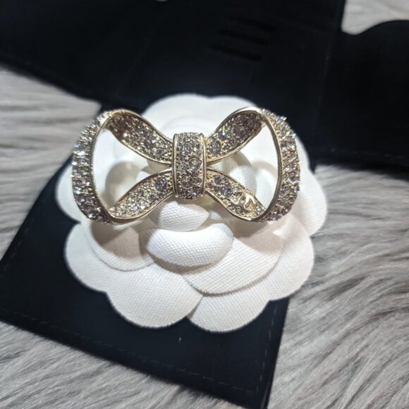 Gorgeous Authentic Classic CC Bow Crystal Brooch - Picture 6 of 8